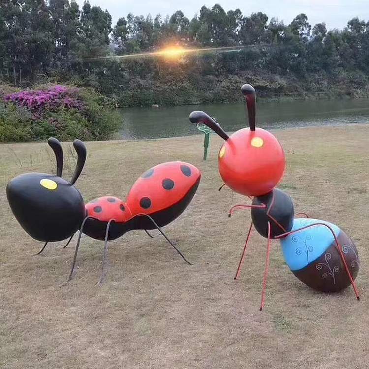 玻璃钢彩绘大蚂蚁雕塑