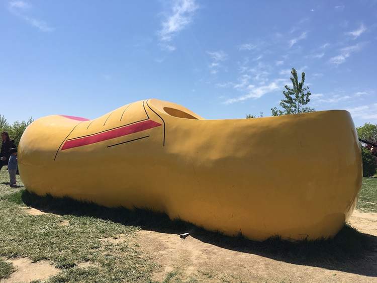 玻璃钢卡通鞋雕塑