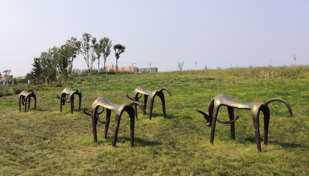 玻璃钢仿铜动物抽象雕塑