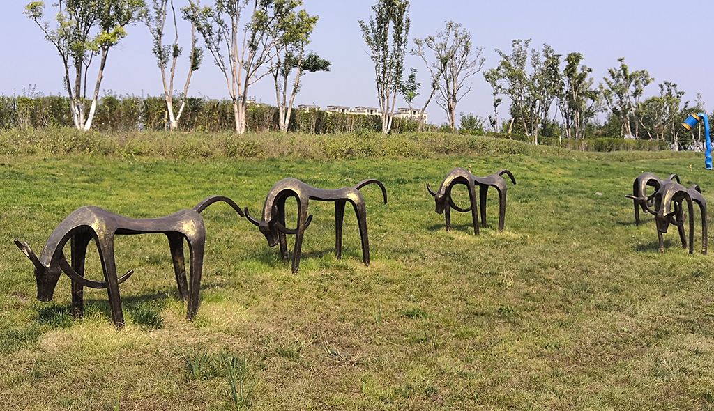 玻璃钢仿铜动物抽象雕塑