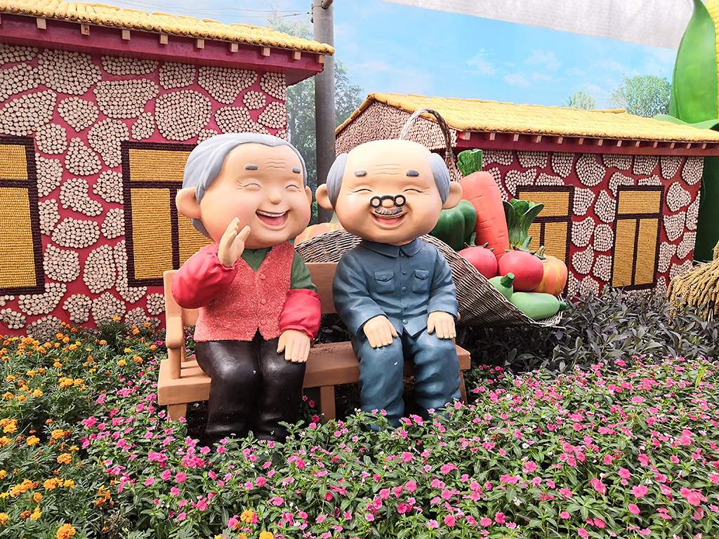 老人幸福晚年玻璃钢雕塑