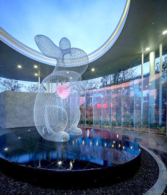 丝网编织大白兔景观雕塑