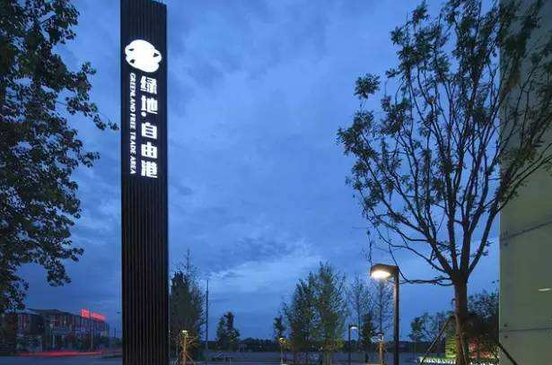 现如今企业文化讲究伫立起精神堡垒代表了一个企业的形