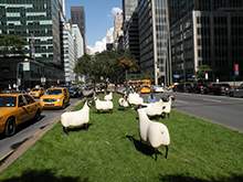 出口玻璃钢小绵羊城市雕塑