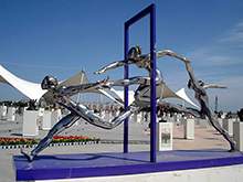 广场镜面不锈钢运动人物雕塑