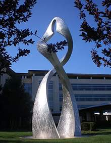 镜面拉丝不锈钢造型双环造型草地雕塑学校雕塑