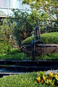 不锈钢仿铜人物水景雕塑