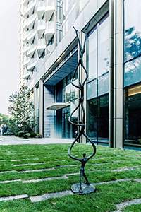 不锈钢仿铜抽象人物雕塑摆件